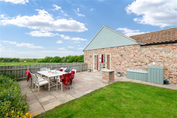 holiday cottage with private garden and large table with chairs